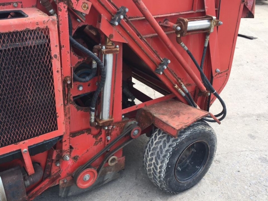 รถกวาดขยะ บนชายหาดและสนามหญ้า  เครื่องยนต์ยี่ห้อNISSAN รุ่น A12 ใช้ระบบขับเคลื่อน และทำงานด้วยไฮดรอลิค