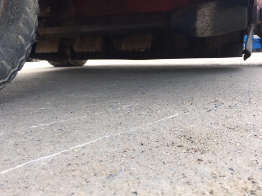 รถกวาดขยะ บนชายหาดและสนามหญ้า  เครื่องยนต์ยี่ห้อNISSAN รุ่น A12 ใช้ระบบขับเคลื่อน และทำงานด้วยไฮดรอลิค