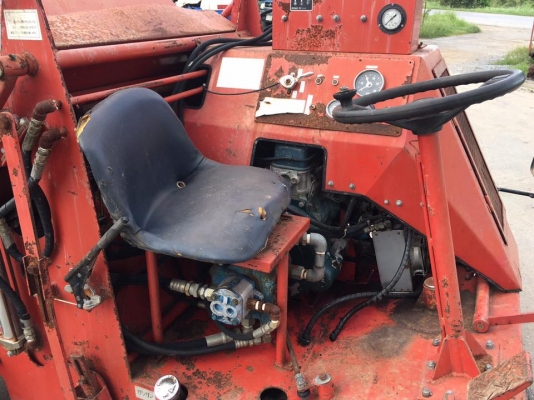 รถกวาดขยะ บนชายหาดและสนามหญ้า  เครื่องยนต์ยี่ห้อNISSAN รุ่น A12 ใช้ระบบขับเคลื่อน และทำงานด้วยไฮดรอลิค