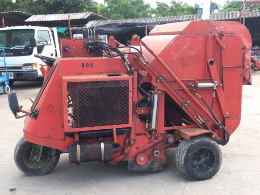 รถกวาดขยะ บนชายหาดและสนามหญ้า  เครื่องยนต์ยี่ห้อNISSAN รุ่น A12 ใช้ระบบขับเคลื่อน และทำงานด้วยไฮดรอลิค