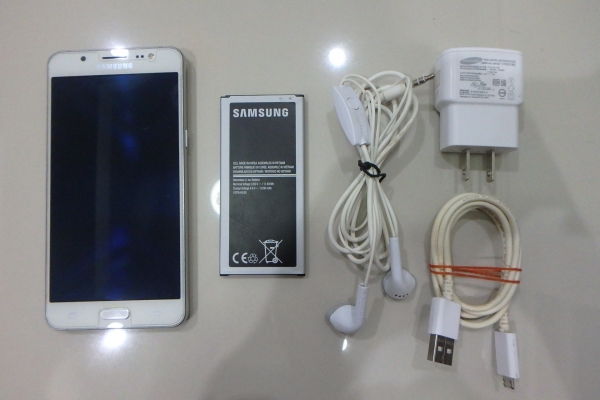 Samsung Galaxy J5 (2016) SM-J510FN สีขาว สภาพใหม่ ติดฟีล์ม ประกันศูนย์ถึง พย.60 มีที่ชาร์ท หูฟัง ส่ง