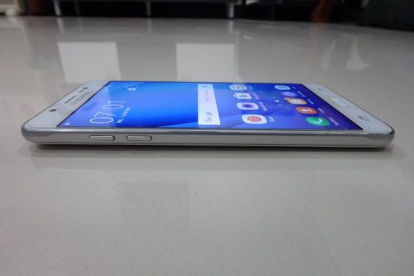 Samsung Galaxy J5 (2016) SM-J510FN สีขาว สภาพใหม่ ติดฟีล์ม ประกันศูนย์ถึง พย.60 มีที่ชาร์ท หูฟัง ส่ง