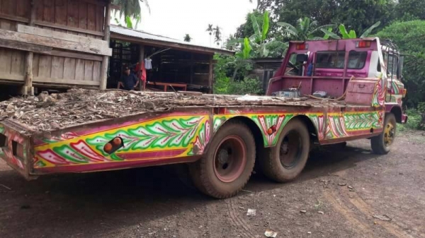 ขาย 335,000 HINO KT920 เพลาเดียว เครื่อง EH700-168 แรง (หางขึ้น 200 ได้) หัวบาง ยางดี คัสชีสวย เอกสารเล่มทะเบียน รถอยู่ จ.ศรีสะเกษ 090-772-3710 090-772-3708