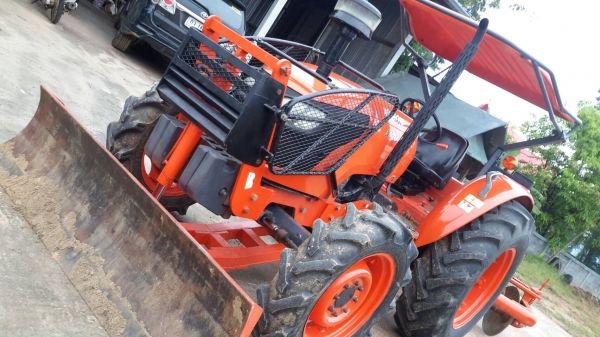 รถไถ KUBOTA รุ่น M7040 พร้อมอุปกรณ์ 2 ชิ้น ดันหน้า  ผาลหลัง