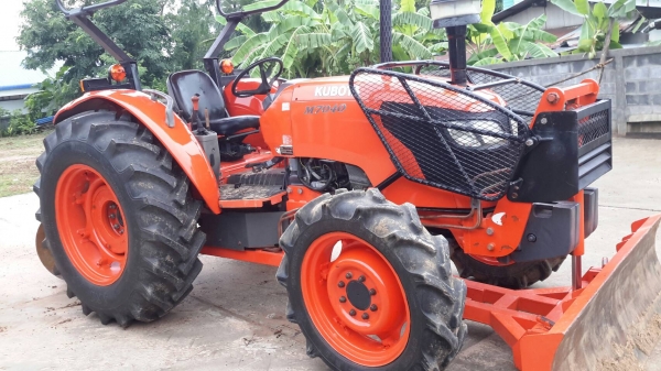 รถไถ KUBOTA รุ่น M7040 พร้อมอุปกรณ์ 2 ชิ้น ดันหน้า  ผาลหลัง