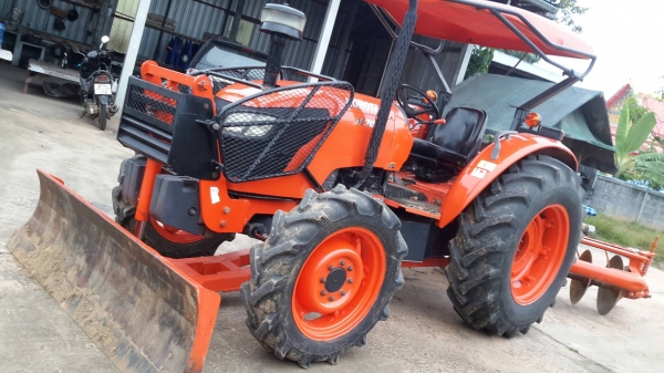 รถไถ KUBOTA รุ่น M7040 พร้อมอุปกรณ์ 2 ชิ้น ดันหน้า  ผาลหลัง