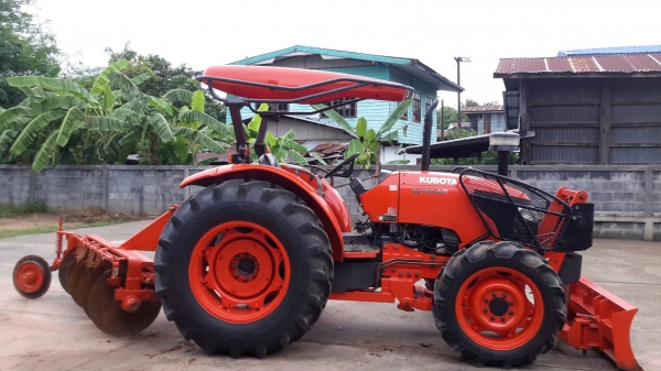 รถไถ KUBOTA รุ่น M7040 พร้อมอุปกรณ์ 2 ชิ้น ดันหน้า  ผาลหลัง