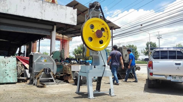 ปั้มเหล็กหล่อคอตันรุ่นหนัก มอเตอร์ 5 HP 380V พร้อมใช้