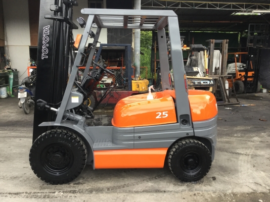 ขาย โฟรคลิฟท์ โตโยต้า รุ่น 6 ดีเซล 2.5 ตันเสา 4 เมต