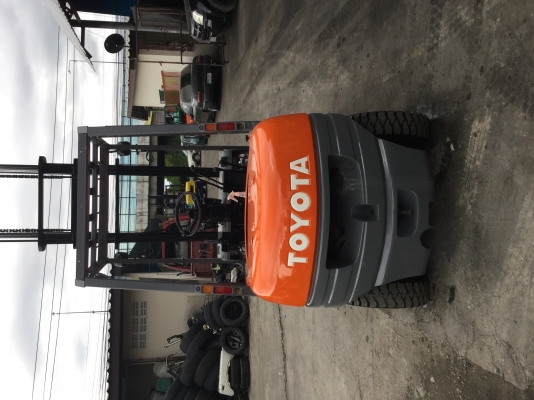 ขาย โฟรคลิฟท์ โตโยต้า รุ่น 6 ดีเซล 2.5 ตันเสา 4 เมต