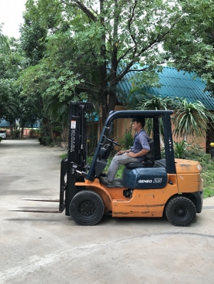 ขายFORKLIFT TOTOTA รุ่น7FG25เสาฟรูหรี้เข้าตู้ได้สูง5เมตร(2.5ตัน) สวยเดิมจากญี่ปุ่น ยังไม่เคยใช้ในไทย 165,000เท่านั้น!!