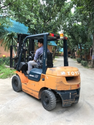 ขายFORKLIFT TOTOTA รุ่น7FG25เสาฟรูหรี้เข้าตู้ได้สูง5เมตร(2.5ตัน) สวยเดิมจากญี่ปุ่น ยังไม่เคยใช้ในไทย 165,000เท่านั้น!!