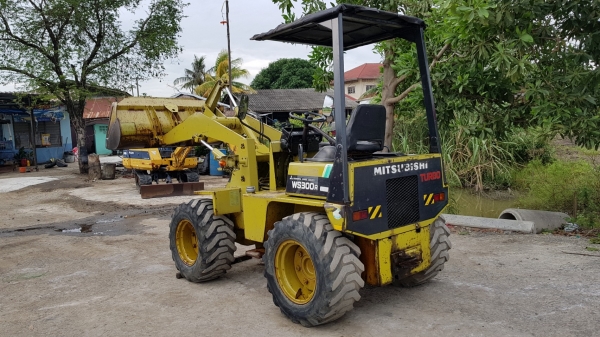 ขายด่วนรถตักมิตซูบิชิเอวอ่อนWS300A.TURBOเทอร์โบนำเข้ามาใหม่จากญี่ปุ่นตักยก2.5คิวยกสูง3เมตรรถขับเคลื่อน4ล้อรถนอกเพิ่งนำเข้ามายังไม่เคยใช้งานในเมืองไทยเลย