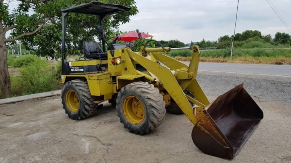 ขายด่วนรถตักมิตซูบิชิเอวอ่อนWS300A.TURBOเทอร์โบนำเข้ามาใหม่จากญี่ปุ่นตักยก2.5คิวยกสูง3เมตรรถขับเคลื่อน4ล้อรถนอกเพิ่งนำเข้ามายังไม่เคยใช้งานในเมืองไทยเลย