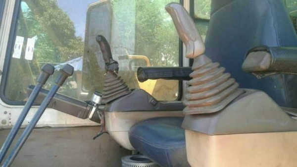 เก่านอก 2 ปี ขาย 595,000 บาท KOMATSU PC 120-5 คอนโทนสั้น เครื่องดี ปั้มแรง โช่หนา เอวแน่น ไฟฟ้าครบ เอกสารอินวอยท์  รถอยู่ จ. ขอนแก่น โทร &amp;ไอดีไลน์ 0610710295