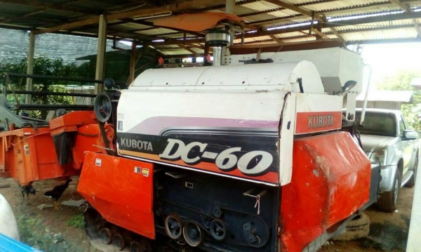 ขายรถเกี่ยวข้าว DC60ปี52พร้อมรถลากสาลี่ สภาพพร้อมใช้งาน ช่วงล่างดี