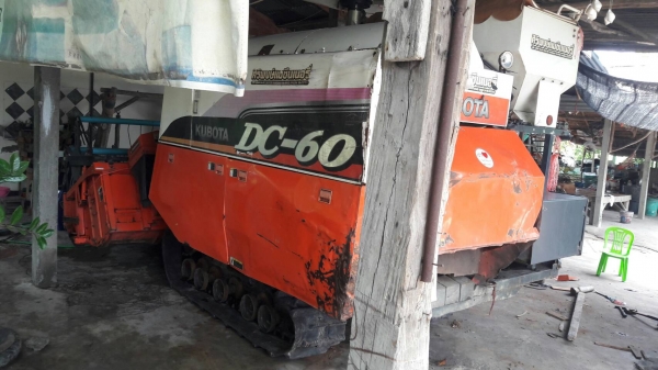 รถเกี่ยวข้าว คูโบต้าdc60 รองกระสอบ ปี53พร้อมเทนเลอร์ลากจูง