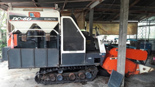 รถเกี่ยวข้าว คูโบต้าdc60 รองกระสอบ ปี53พร้อมเทนเลอร์ลากจูง