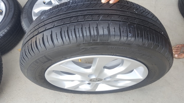 ขายล้อNISSAN March MC 15  ยางปี15  4 ล้อ