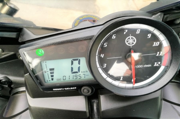 R15 2016 ลาย moto gp รถบ้านแท้ มือเดียว เล่มชุดโอนครบ ภาษีไม่ขาด