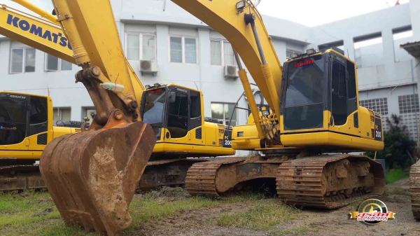 รวมรถแบคโฮ KOMATSU ขายดาวน์ ทั่วประเทศ ตามรุ่น สเปค และงบประมาณของท่าน