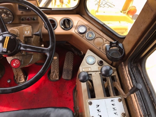 ขายรถตักล้อยาง CAT 936 รถนอกนำเข้าเองจากญี่ปุ่น สภาพสวยพร้อมใช้งาน มีVDOการทำงานครับ ขายรถตักล้อยาง CAT 936 รถนอกนำเข้าเองจากญี่ปุ่น สภาพสวยพร้อมใช้งาน มีVDOการทำงานครับ