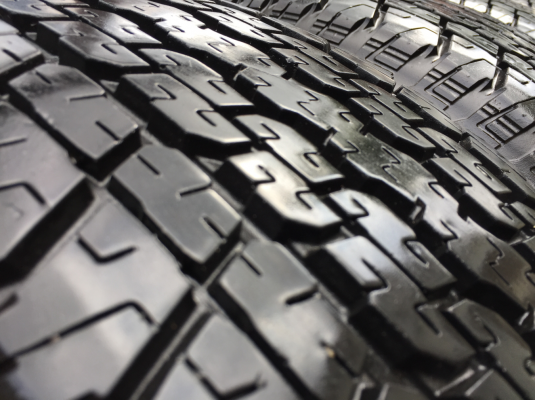 ยาง Bridgestone 255 65 17 ปลายปี16 ดอกเต็ม ไม่มีปะ ใช้ยาว ราคาไม่แพง