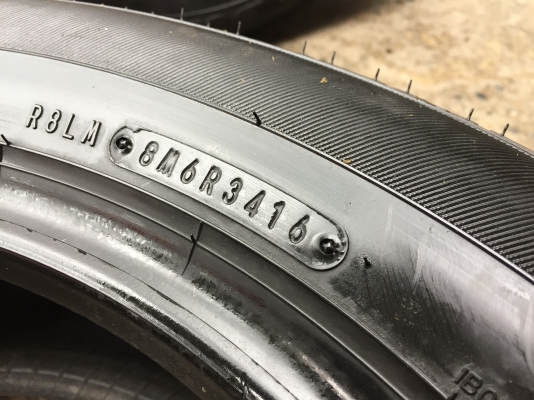 ยาง Dunlop 215-55-17 ปี 16 2 เส้น 2500  สภาพสวยๆไม่บวมไม่กินข้าง ดอกยางเหลือเยอะเอาไปวิ่งกันใด้อีกยาวค่ะ