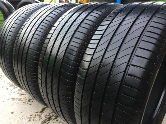 ยาง MICHELIN 215-50-17 ปี 15 ครบชุด 4 เส้น 5500 สภาพสวยๆไม่มีปะไม่บวมไม่กินข้าง ดอกยางเหลือเยอะเอาไป