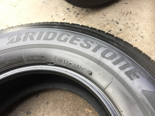 ยาง Bridgstone 265-70-16 ปี 16 ครบชุด 4 เส้น 8000  สวยๆไม่มีปะไม่ไม่บวมไม่กินข้างดอกยางเหลือเยอะเอาไปวิ่งกันใด้อีกยาวค่ะ