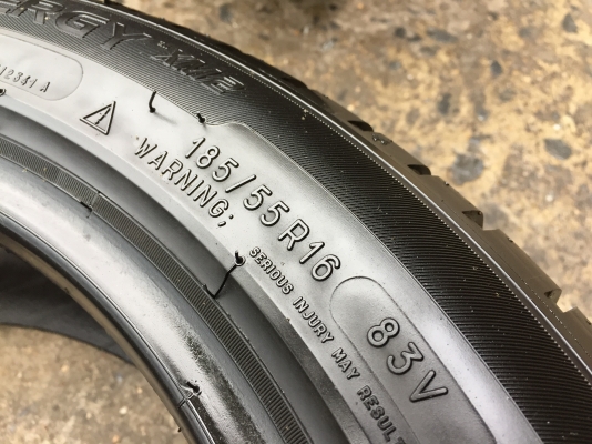 ยาง MICHELIN 185-55-16 ปี 16 2เส้น ปี 15 2เส้น ครบชุด 4 เส้น 3000  สภาพสวยๆไม่มีปะไม่บวมไม่กินข้าง ดอกยางเหลือเยอะเอาไปวิ่งกันใด้อีกยาวค่ะ