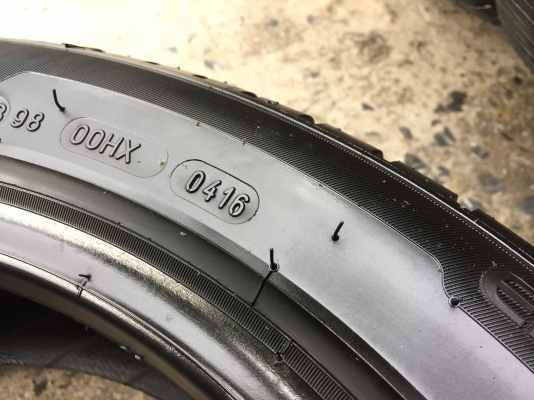ยาง MICHELIN 185-55-16 ปี 16 2เส้น ปี 15 2เส้น ครบชุด 4 เส้น 3000  สภาพสวยๆไม่มีปะไม่บวมไม่กินข้าง ดอกยางเหลือเยอะเอาไปวิ่งกันใด้อีกยาวค่ะ