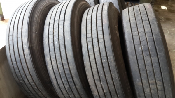 ** ราคาเส้นละ 3,800 ** 12R22.5 ดันลอปญี่ปุ่นปี 14และ15 สภาพ 80-90\%