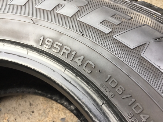 ยาง Dunlop 195 R 14 ปี 15 ครบชุด 4 เส้น 4500 สภาพสวยๆไม่บวมไม่กินข้าง ดอกยางเหลือเยอะเอาไปวิ่งกันใด้