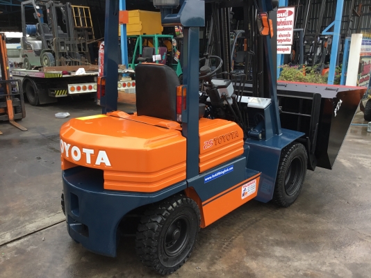 ขายรถโฟล์คลิฟท์สำหรับตักยางพาราตักยางถ้วยตักทะลายปาล์ม