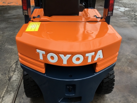 ขายรถโฟล์คลิฟท์สำหรับตักยางพาราตักยางถ้วยตักทะลายปาล์ม