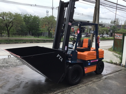 ขายรถโฟล์คลิฟท์สำหรับตักยางพาราตักยางถ้วยตักทะลายปาล์ม