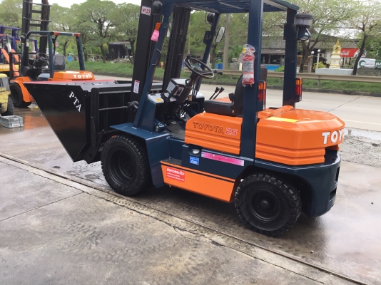 ขายรถโฟล์คลิฟท์สำหรับตักยางพาราตักยางถ้วยตักทะลายปาล์ม