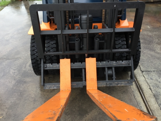 ขายรถโฟลค์ลิฟท์มือสองสำหรับตักก้อนยางพาราตักทะลายปาล์ม