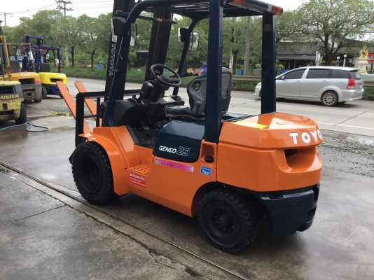 ขายรถโฟลค์ลิฟท์มือสองสำหรับตักก้อนยางพาราตักทะลายปาล์ม