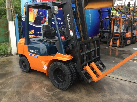 ขายรถโฟลค์ลิฟท์มือสองสำหรับตักก้อนยางพาราตักทะลายปาล์ม