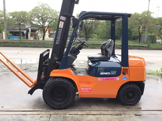 ขายรถโฟลค์ลิฟท์มือสองสำหรับตักก้อนยางพาราตักทะลายปาล์ม