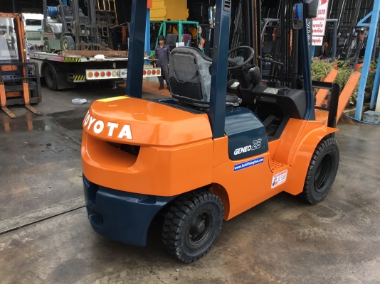 ขายรถโฟลค์ลิฟท์มือสองสำหรับตักก้อนยางพาราตักทะลายปาล์ม