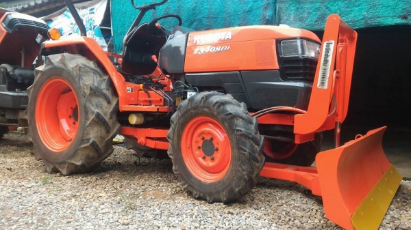 ขายรถไถ KUBOTA L3408 DI พร้อมดันหน้าเครื่องดี เกียร์ดี ไฮดี ซีลหน้า+หลังใหม่ เปลี่ยนถ่ายของเหลวทั้งคัน พร้อมใช้งาน ราคา 210,000 ราคาต่อรองได้ สนใจโทรคุยกันก่อนได้ครับ มีรถขนส่งบริการทั่วไทย ร้านสามย่านแทรคเตอร์ อ.แกลง จ.ระยอง โทร 0818618678 ,0899347475 id