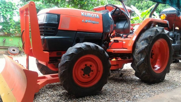 ขายรถไถ KUBOTA L3408 DI พร้อมดันหน้าเครื่องดี เกียร์ดี ไฮดี ซีลหน้า+หลังใหม่ เปลี่ยนถ่ายของเหลวทั้งคัน พร้อมใช้งาน ราคา 210,000 ราคาต่อรองได้ สนใจโทรคุยกันก่อนได้ครับ มีรถขนส่งบริการทั่วไทย ร้านสามย่านแทรคเตอร์ อ.แกลง จ.ระยอง โทร 0818618678 ,0899347475 id
