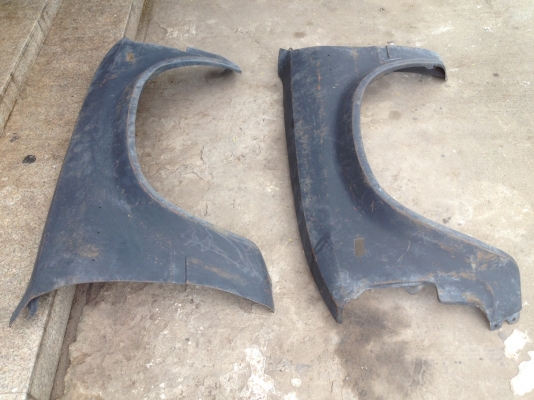 ขายกาบซุ้มหน้า ขวา และ ซ้าย ของ toyota LN 46 หรือ ถ้าเป็นบ้านเราที่เรียกว่าม้ากระโดด หรือ LN 30