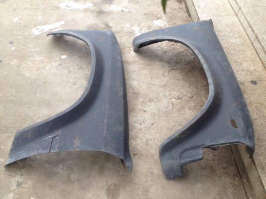 ขายกาบซุ้มหน้า ขวา และ ซ้าย ของ toyota LN 46 หรือ ถ้าเป็นบ้านเราที่เรียกว่าม้ากระโดด หรือ LN 30