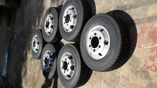 ** คู่ละ 9,500 ** ล้อมิเนียมญี่ปุ่นพร้อมยาง225 80R17.5  น๊อต6รู สวยพร้อมใช้งาน