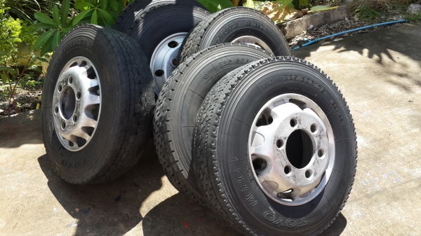 ** คู่ละ 9,500 ** ล้อมิเนียมญี่ปุ่นพร้อมยาง225 80R17.5  น๊อต6รู สวยพร้อมใช้งาน