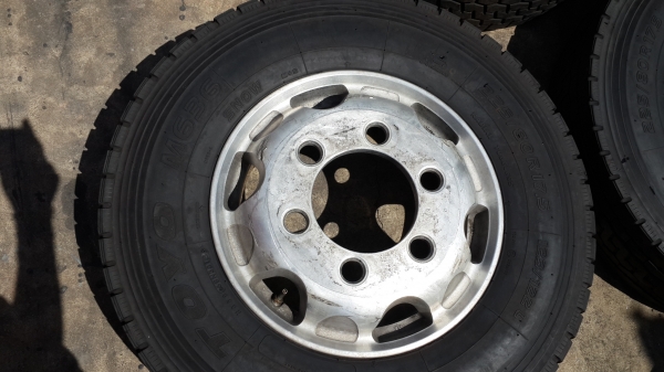 ** คู่ละ 9,500 ** ล้อมิเนียมญี่ปุ่นพร้อมยาง225 80R17.5  น๊อต6รู สวยพร้อมใช้งาน